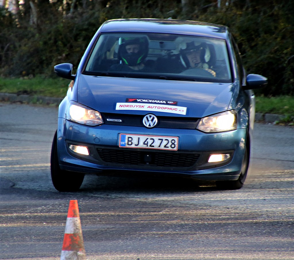 Johnni Bragenholdt Christensen og Thomas Hjorth Østergaard er i fuld gang med at lære deres VW Polo 6R at kende i rally-sammenhæng
(Foto: Allan Post)